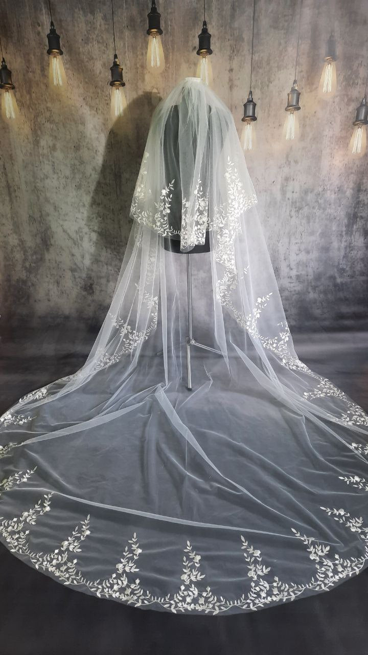 Vintage-Inspired Floral Lace Embroidery Veil for Royal Occasions