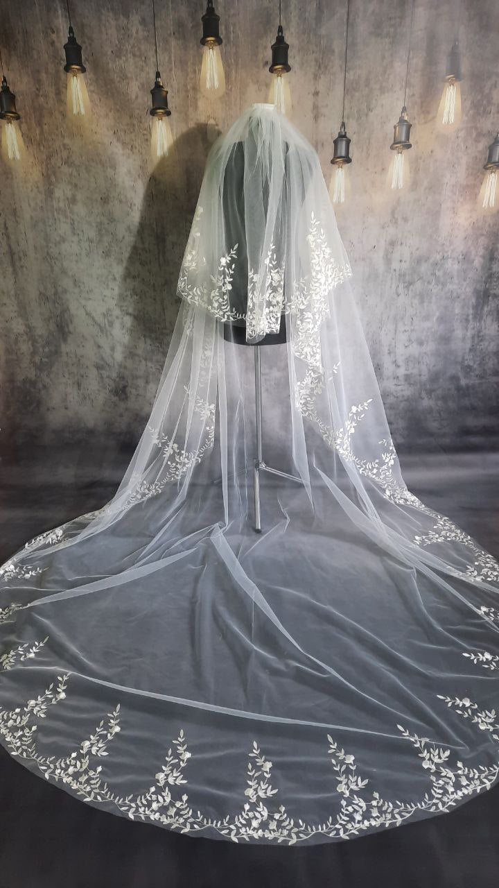 Vintage-Inspired Floral Lace Embroidery Veil for Royal Occasions