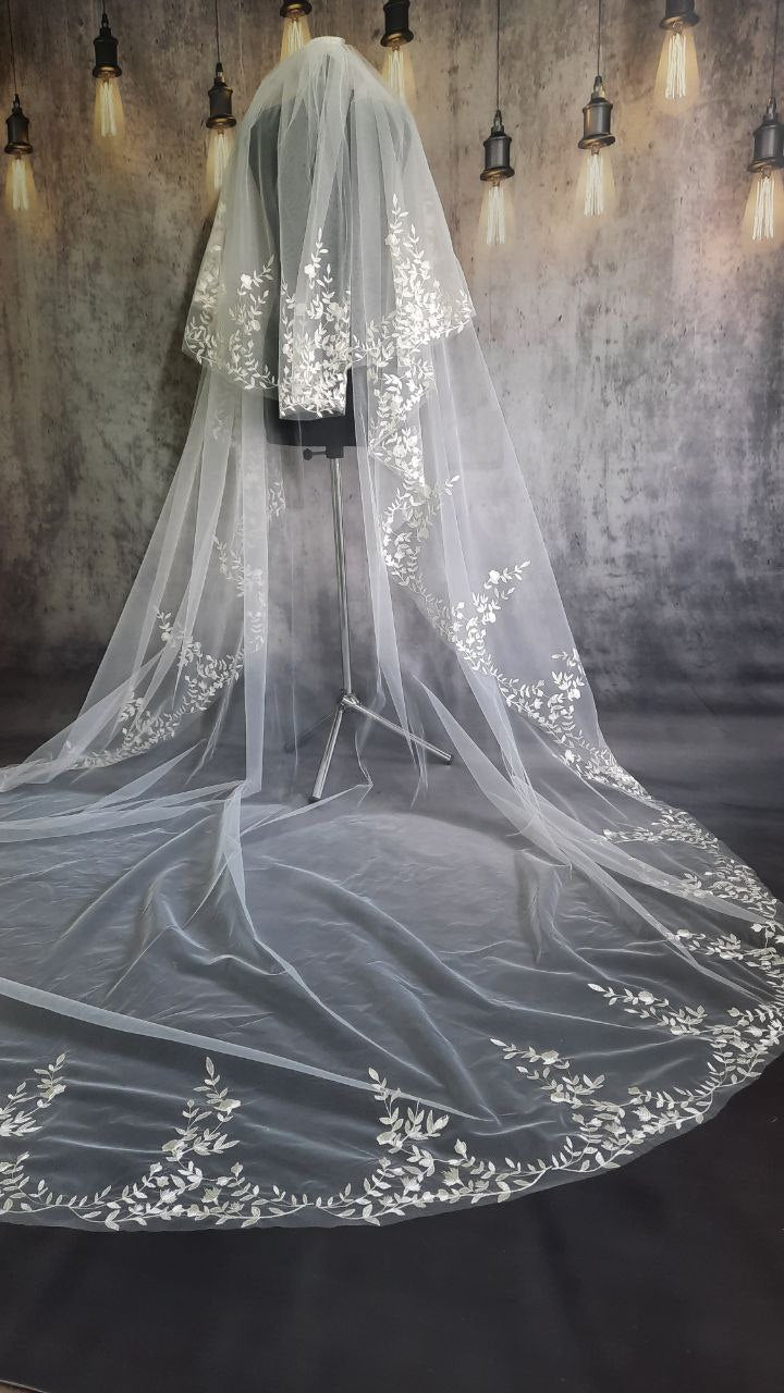 Vintage-Inspired Floral Lace Embroidery Veil for Royal Occasions