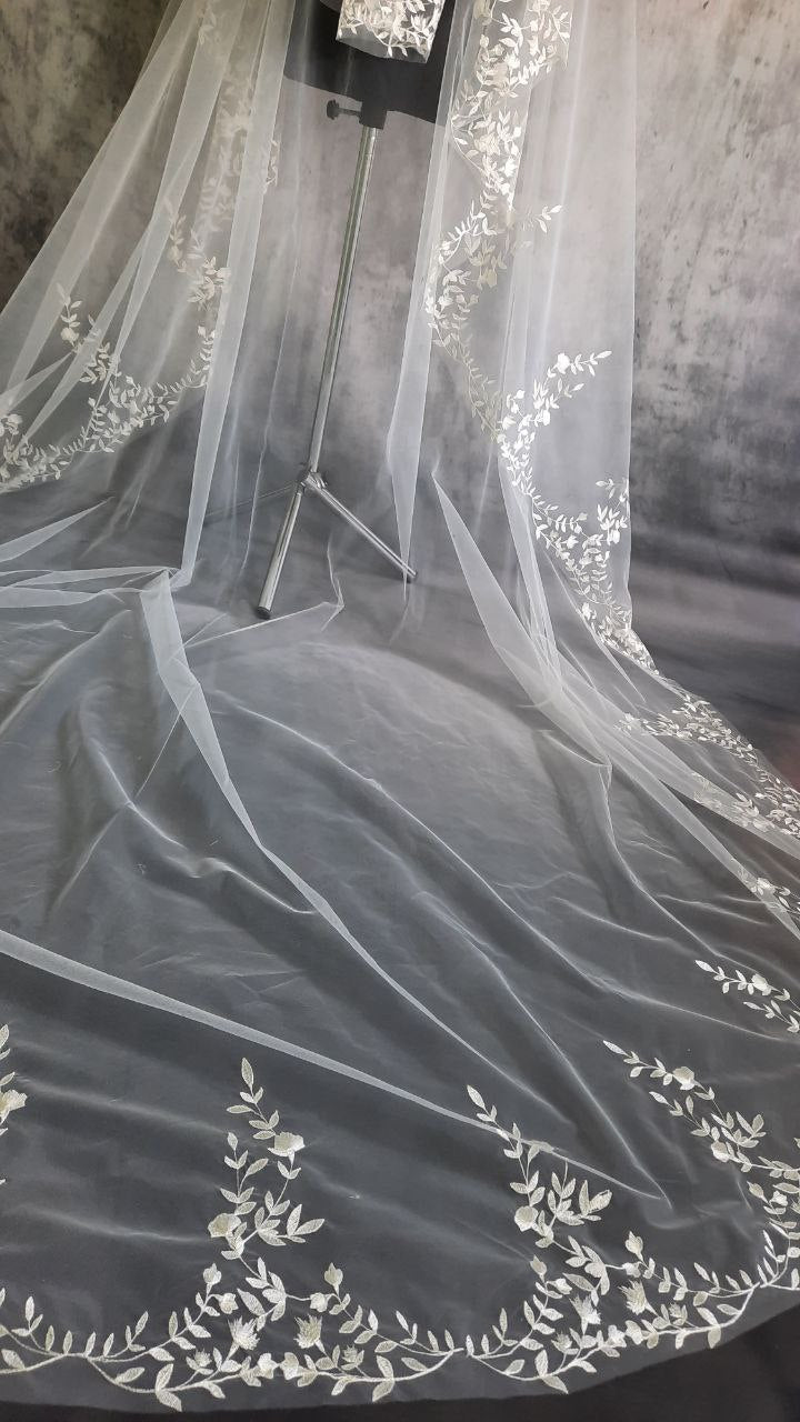 Vintage-Inspired Floral Lace Embroidery Veil for Royal Occasions