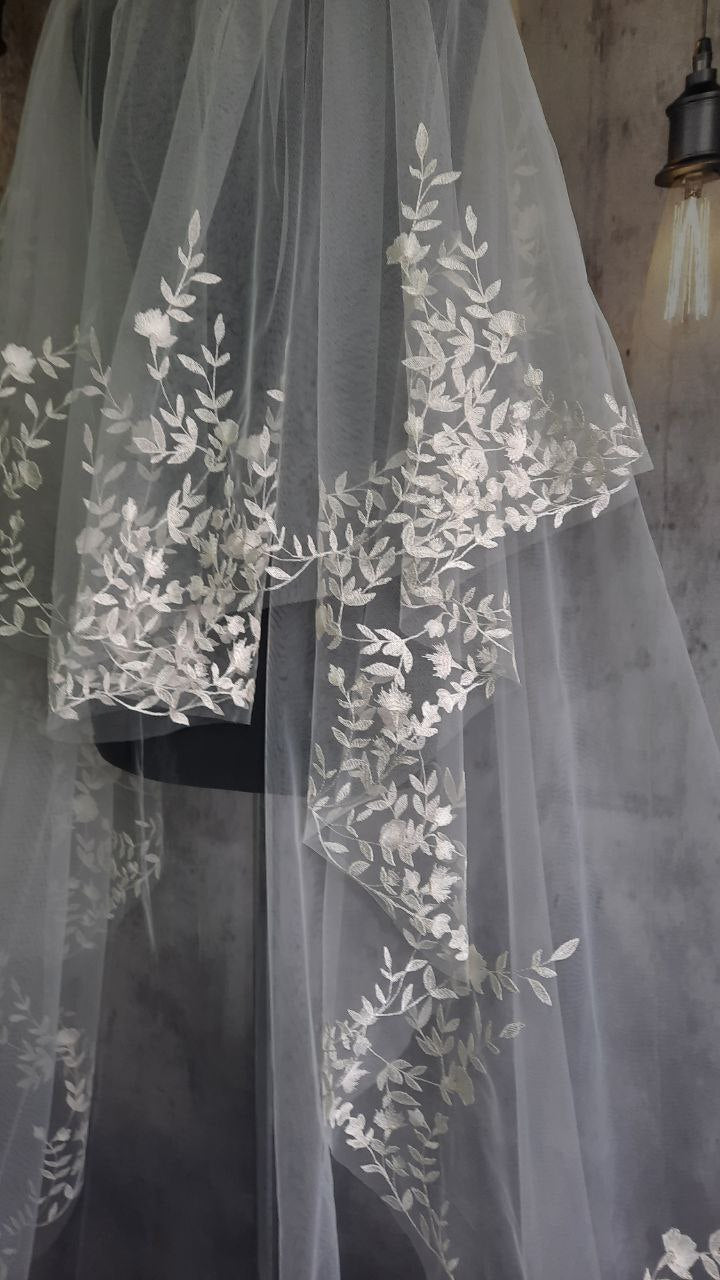 Vintage-Inspired Floral Lace Embroidery Veil for Royal Occasions