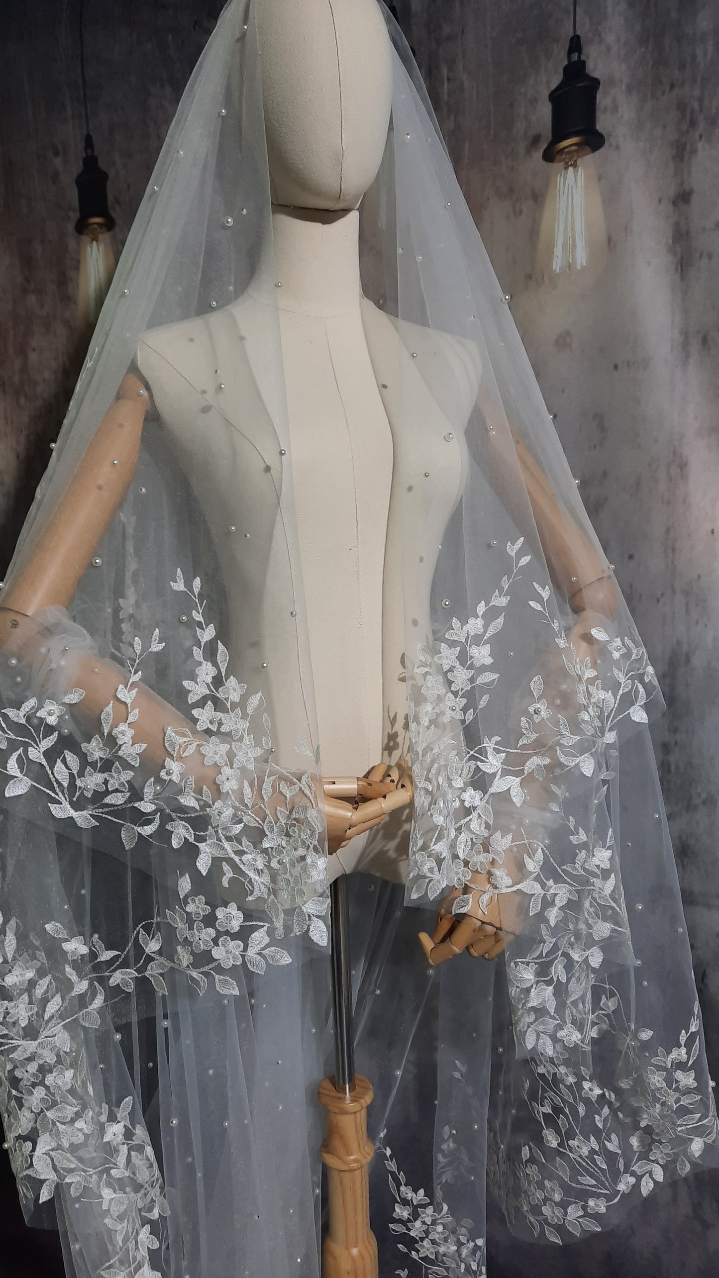 Elegant Floral Lace Embroidery Veil with Delicate Pearl Accents