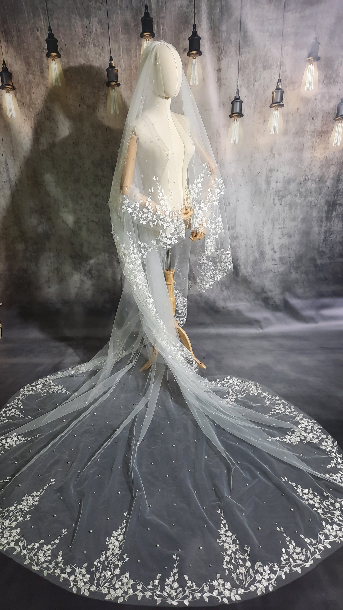 Elegant Floral Lace Embroidery Veil with Delicate Pearl Accents