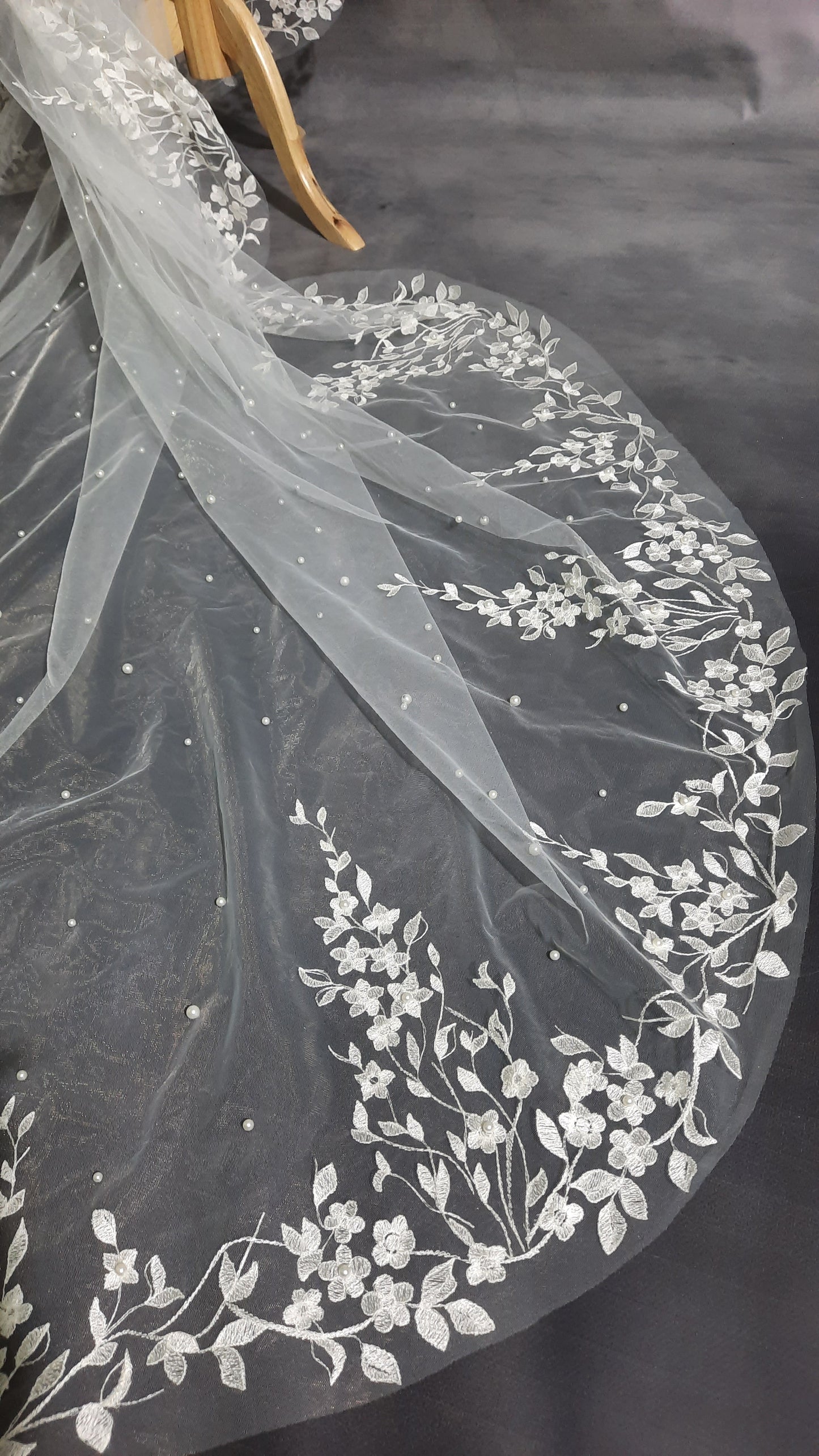 Elegant Floral Lace Embroidery Veil with Delicate Pearl Accents