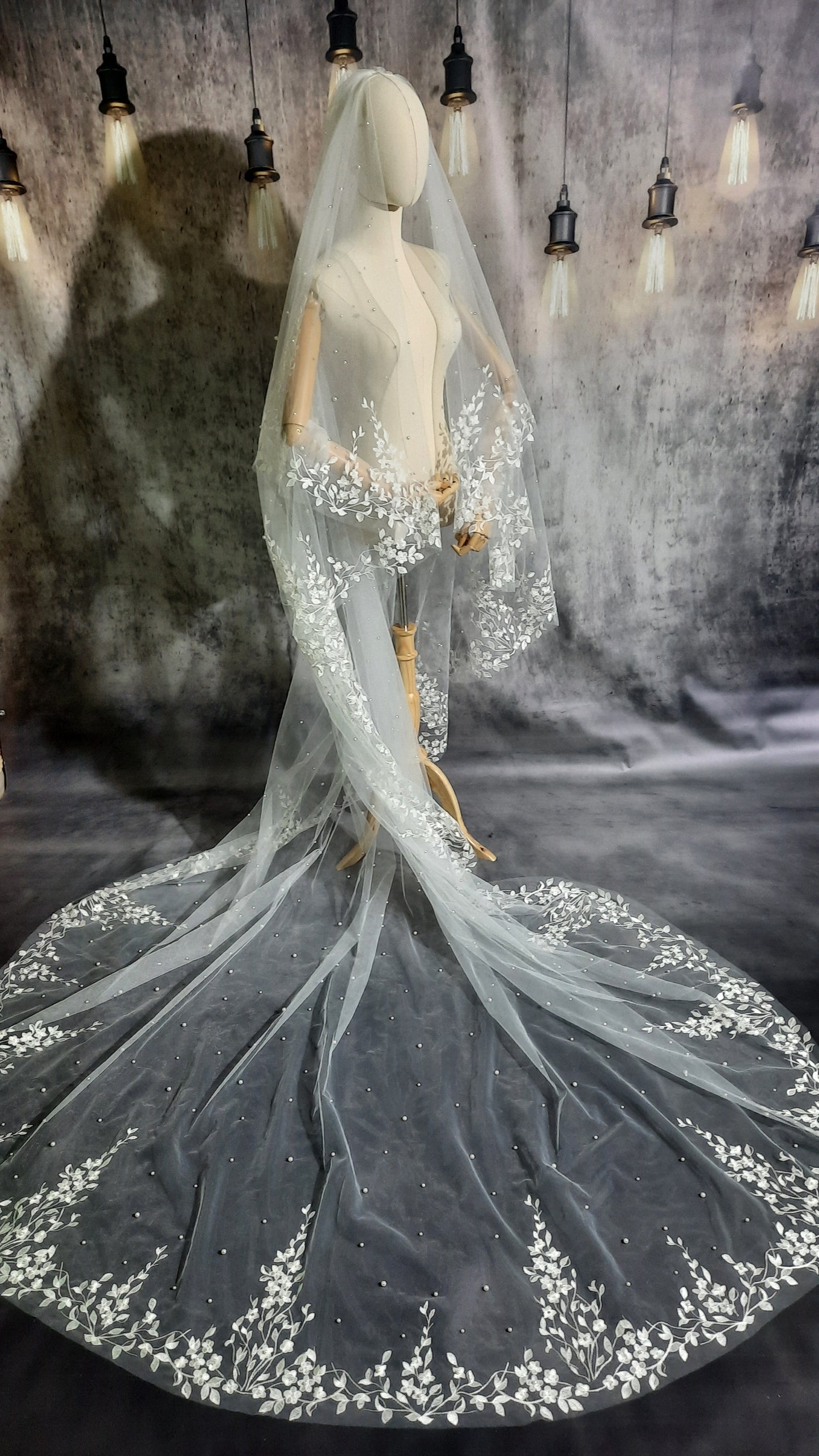 Elegant Floral Lace Embroidery Veil with Delicate Pearl Accents
