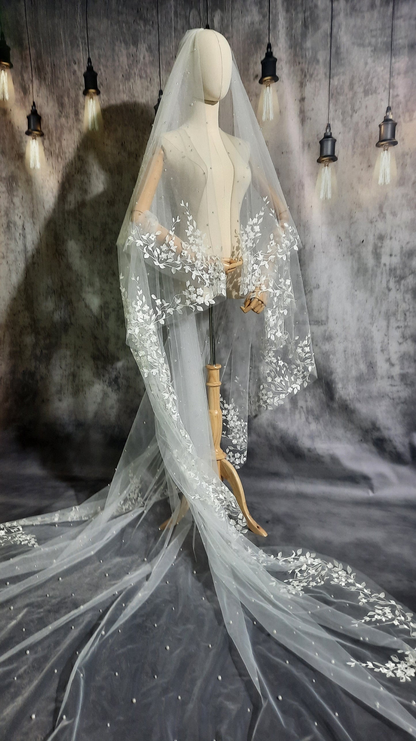 Elegant Floral Lace Embroidery Veil with Delicate Pearl Accents