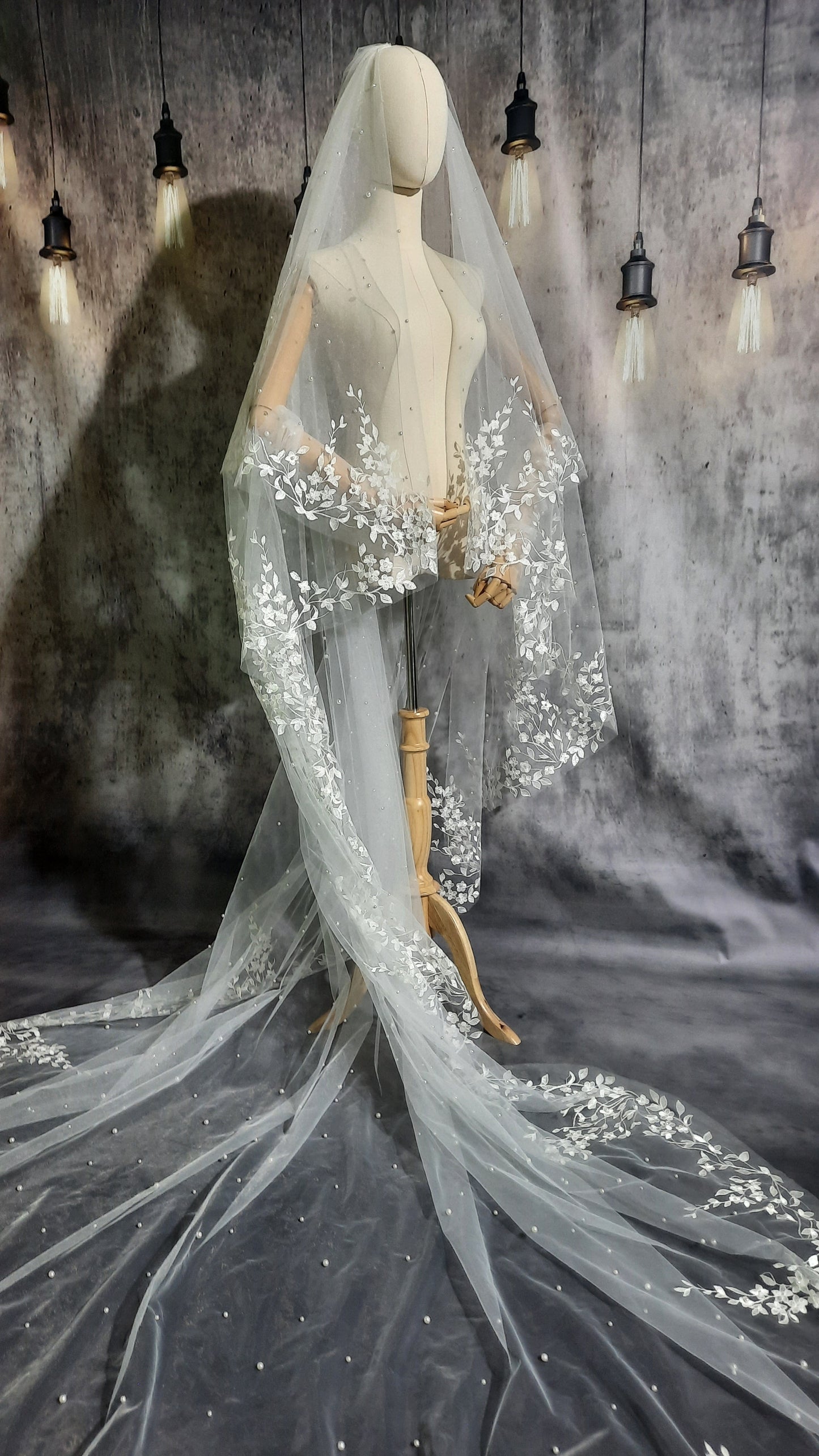 Elegant Floral Lace Embroidery Veil with Delicate Pearl Accents