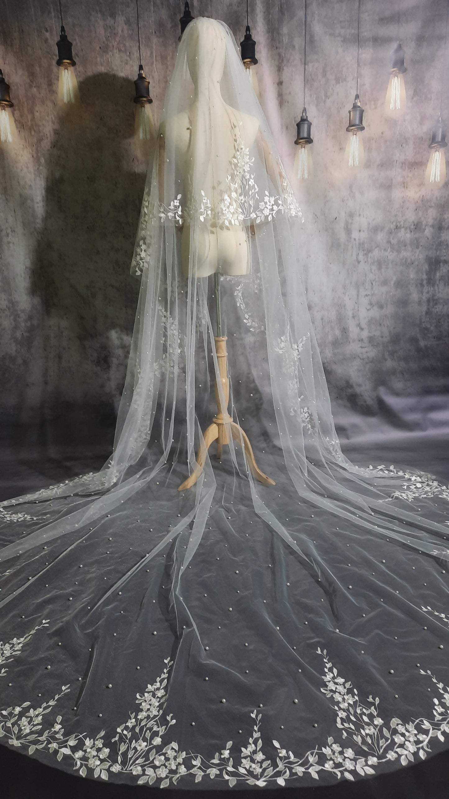 Elegant Floral Lace Embroidery Veil with Delicate Pearl Accents