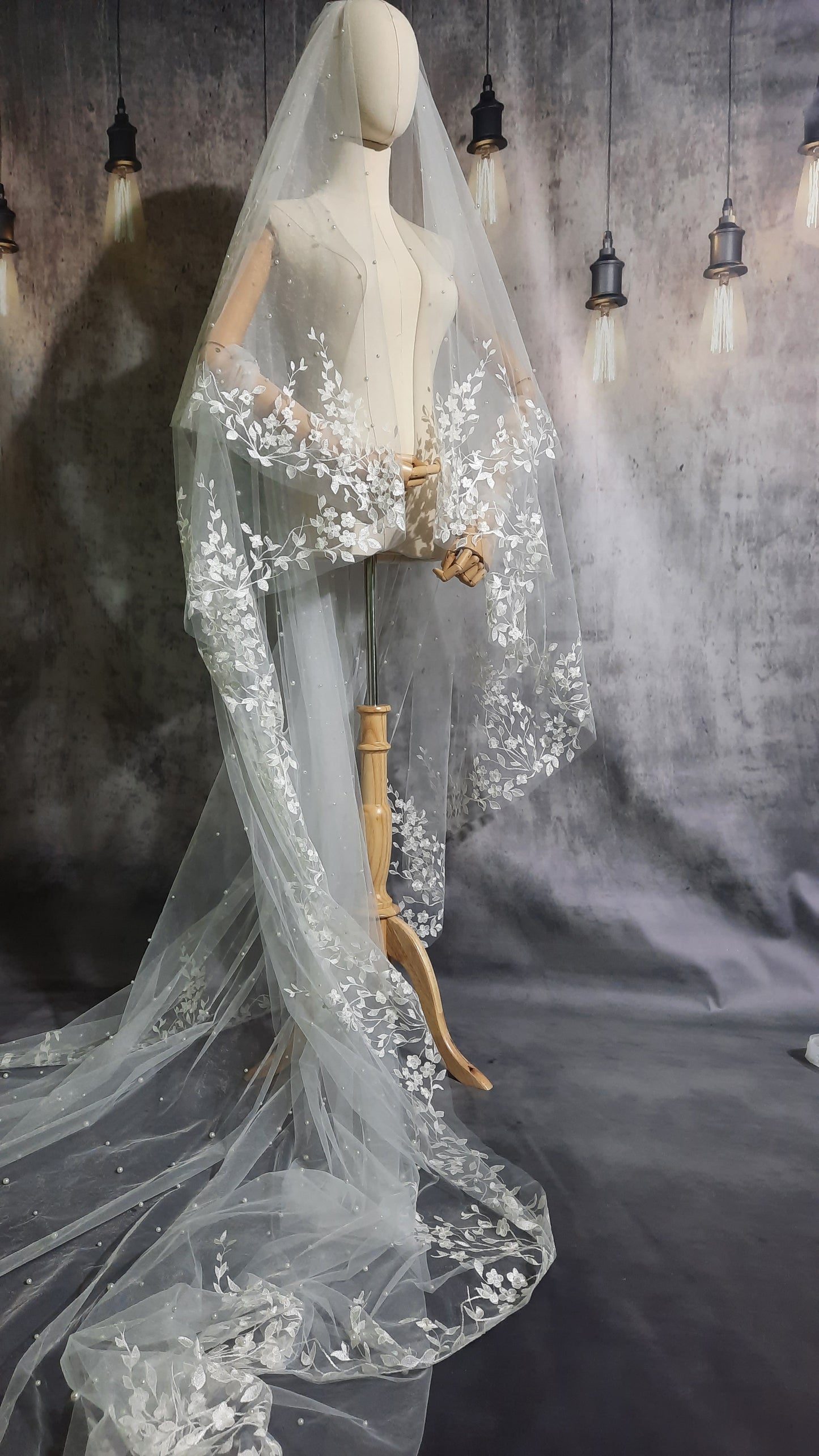 Elegant Floral Lace Embroidery Veil with Delicate Pearl Accents