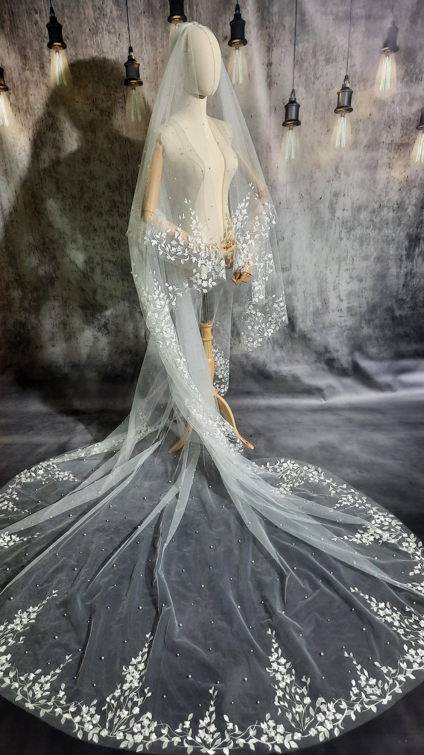 Elegant Floral Lace Embroidery Veil with Delicate Pearl Accents