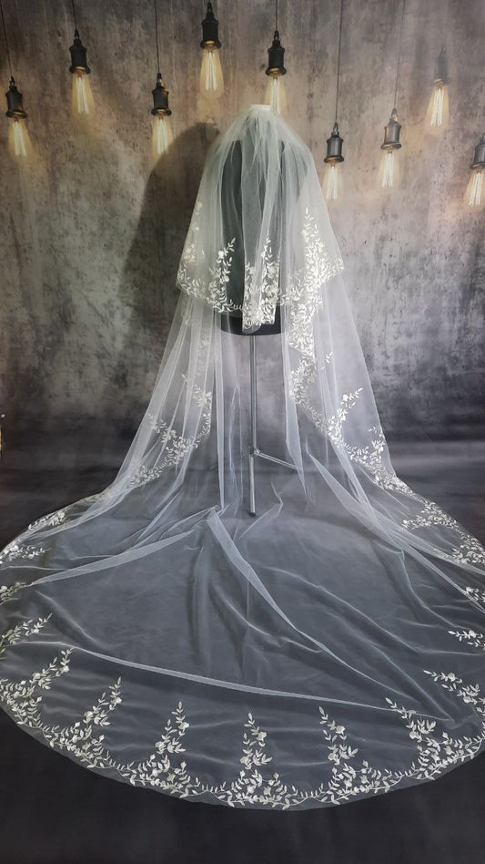 Vintage-Inspired Floral Lace Embroidery Veil for Royal Occasions